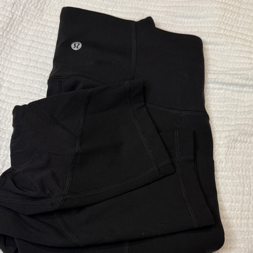 Lululemon Black Cropped Leggings 21’’ from inseam.